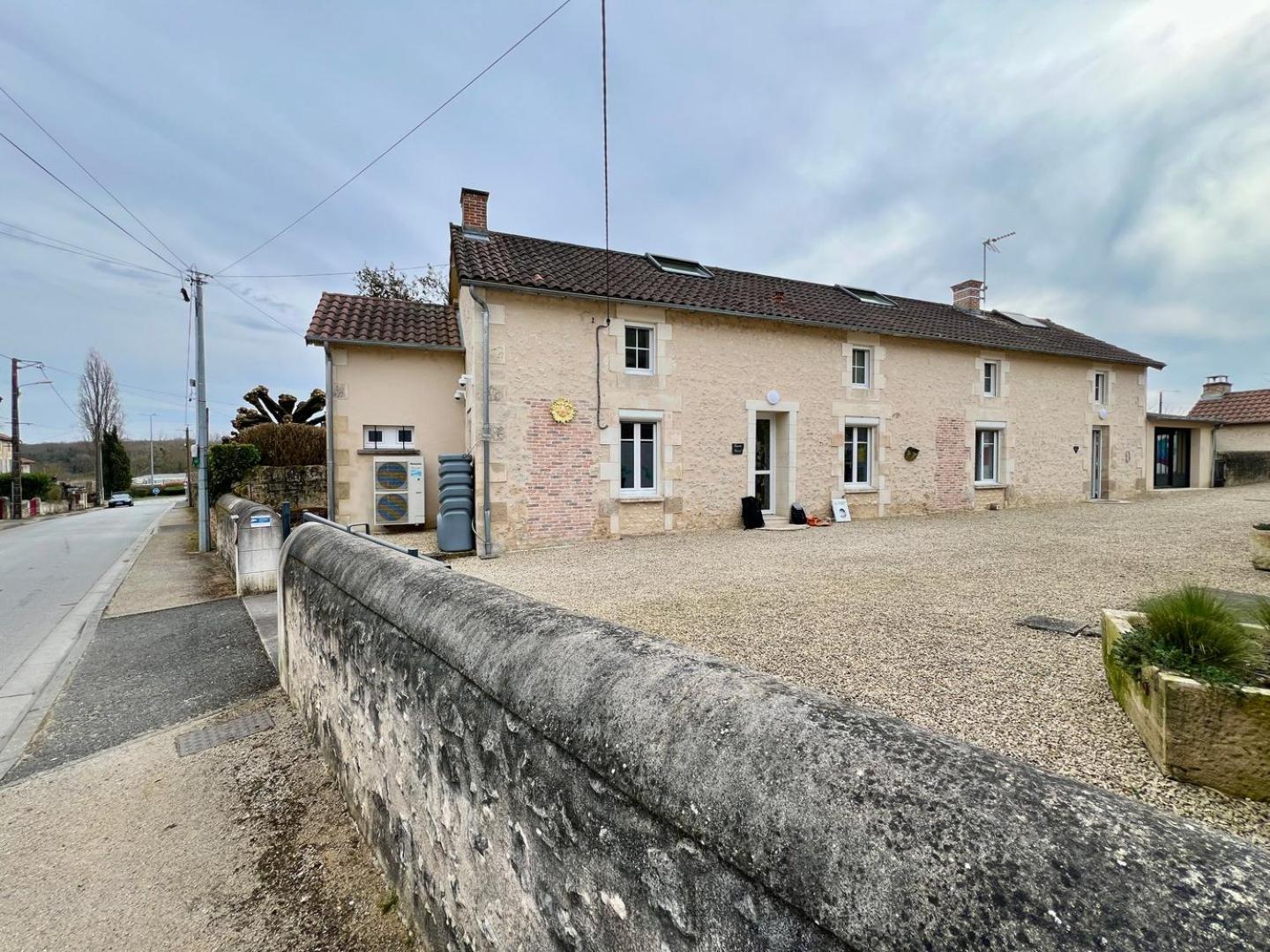 Chez Marcel - Maison 3 Chambres Lussac-les-Châteaux Eksteriør bilde